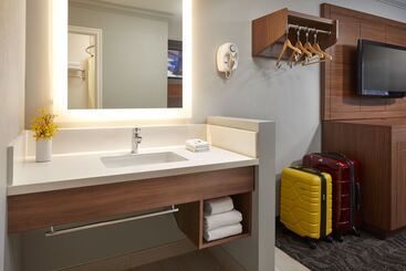 هتل Studio Inn & Suites At Promenade Downey
