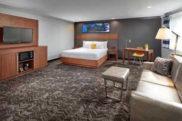 هتل Studio Inn & Suites At Promenade Downey
