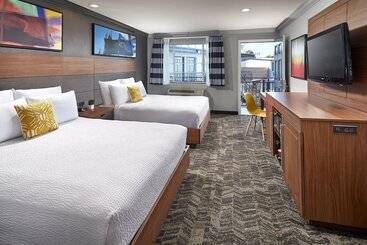 هتل Studio Inn & Suites At Promenade Downey