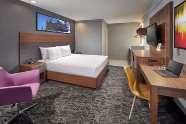 هتل Studio Inn & Suites At Promenade Downey