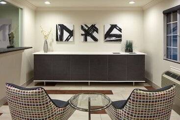 هتل Studio Inn & Suites At Promenade Downey