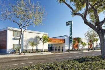 هتل Studio Inn & Suites At Promenade Downey