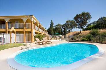 هتل Super 8 By Wyndham Ukiah