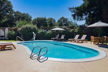 هتل Super 8 By Wyndham Ukiah