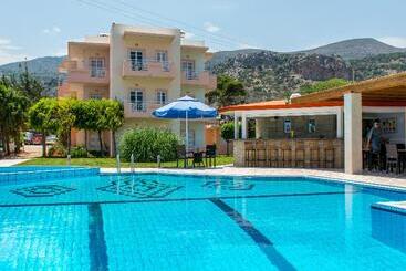 Manolis Apartments