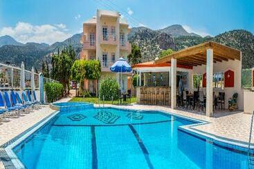 Manolis Apartments