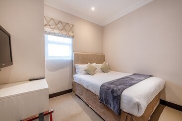 130 Queen S Gate Apartments