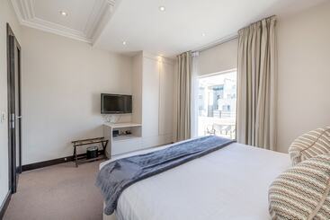 130 Queen S Gate Apartments