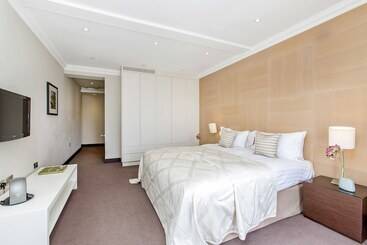 130 Queen S Gate Apartments