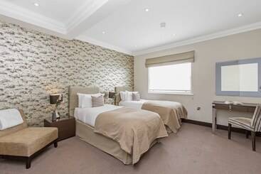 130 Queen S Gate Apartments