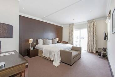 130 Queen S Gate Apartments