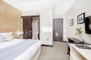 130 Queen S Gate Apartments