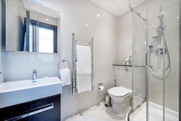 130 Queen S Gate Apartments