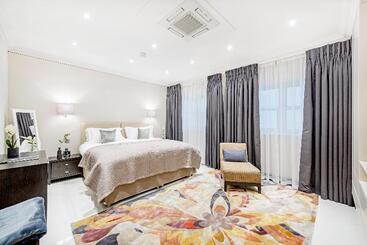 130 Queen S Gate Apartments