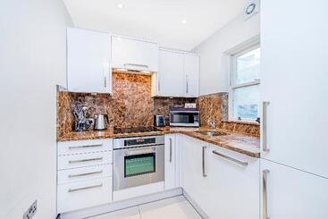 130 Queen S Gate Apartments