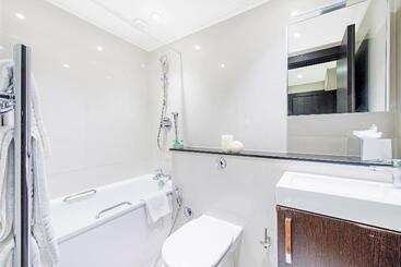 130 Queen S Gate Apartments