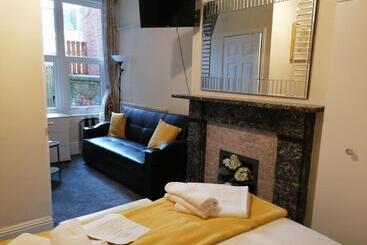 تختخواب و صبحانه Gillygate Guest House