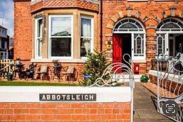 هتل Abbotsleigh Of Whitby