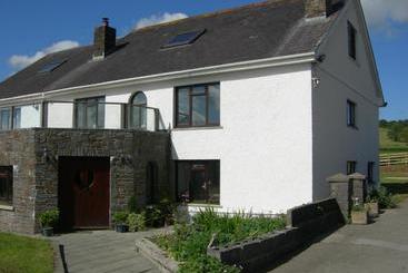 هتل Alltyfyrddin Farm Guest House At The Merlin S Hill Centre