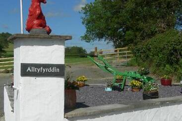 هتل Alltyfyrddin Farm Guest House At The Merlin S Hill Centre