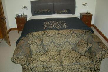 هتل Alltyfyrddin Farm Guest House At The Merlin S Hill Centre