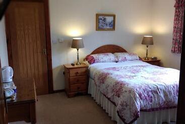 هتل Alltyfyrddin Farm Guest House At The Merlin S Hill Centre
