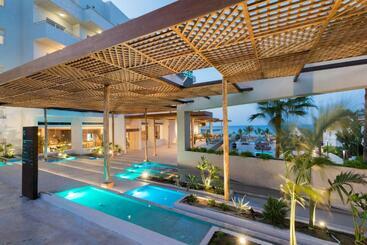 هتل Cavo Zoe Seaside