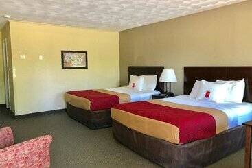 هتل Econo Lodge Inn & Suites Munising Area