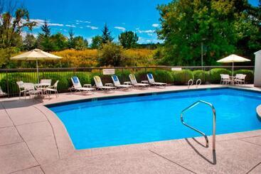 هتل Fairfield Inn By Marriott Burlington Williston