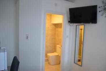 هتل Holly Lodge