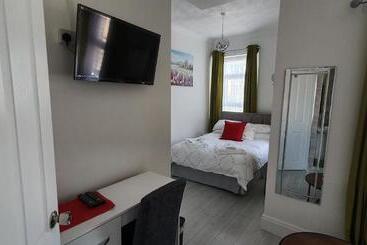 هتل Holly Lodge