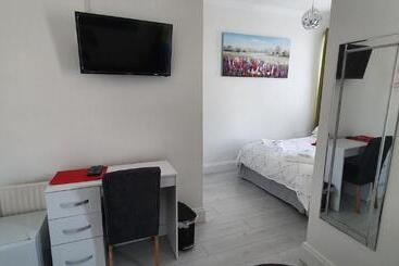 هتل Holly Lodge