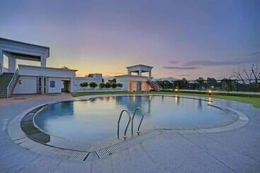 هتل Royal Sarovar Portico Siliguri