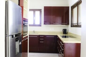 هتل Scuba Lodge & Suites