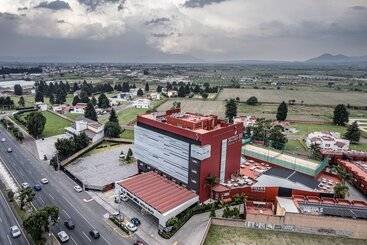 هتل Suites Inn La Muralla Metepec