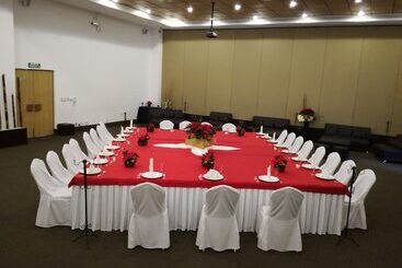هتل Suites Inn La Muralla Metepec