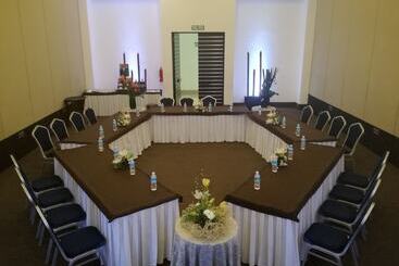 هتل Suites Inn La Muralla Metepec