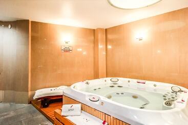 هتل Suites Inn La Muralla Metepec