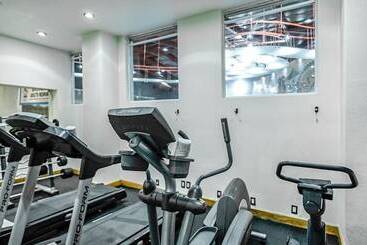 هتل Suites Inn La Muralla Metepec