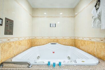 هتل Suites Inn La Muralla Metepec