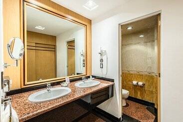 هتل Suites Inn La Muralla Metepec