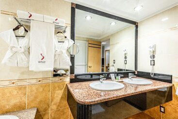 هتل Suites Inn La Muralla Metepec