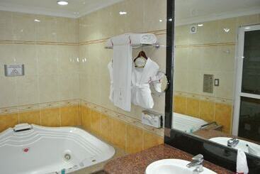 هتل Suites Inn La Muralla Metepec