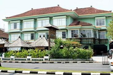 ホテル The Studio Inn Nusa Dua