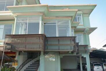ホテル The Studio Inn Nusa Dua