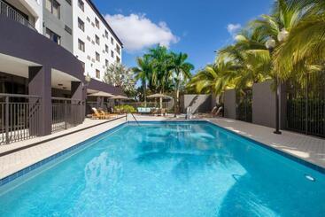Отель Courtyard By Marriott Miami At Dolphin Mall