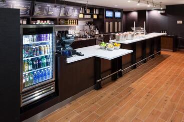 Отель Courtyard By Marriott Miami At Dolphin Mall