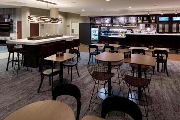 Отель Courtyard By Marriott Miami At Dolphin Mall