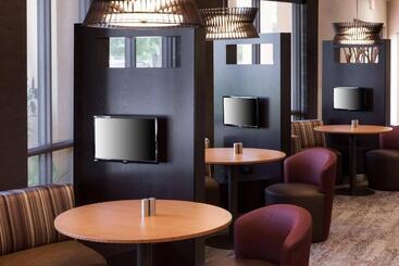 Отель Courtyard By Marriott Miami At Dolphin Mall