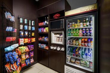 Отель Courtyard By Marriott Miami At Dolphin Mall